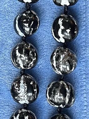 Black & White Marbled Hawaiian Polynesian Lei Necklace KUKUI Nut Seed Bead